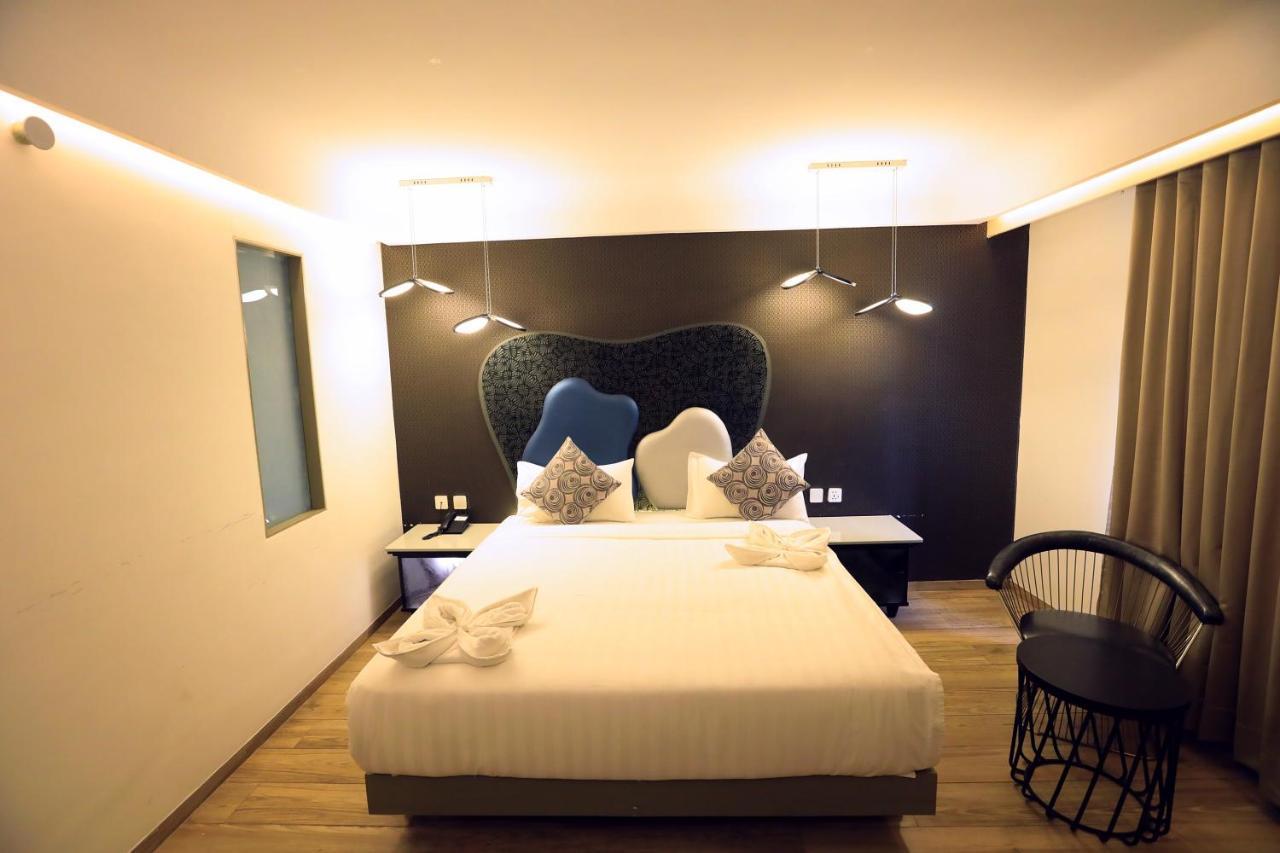 Humming Bird Hotel & Banquet Anand Exterior photo