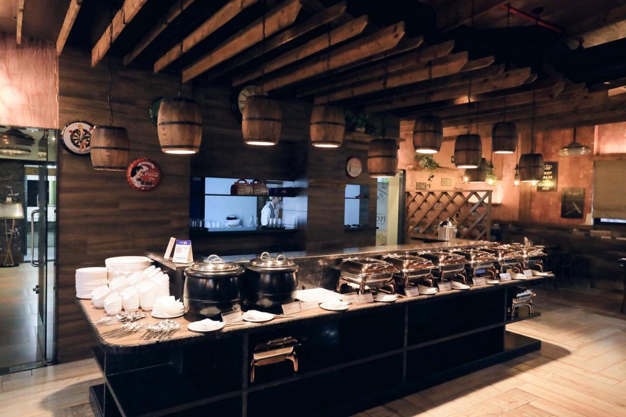 Humming Bird Hotel & Banquet Anand Exterior photo